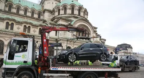 Жандармерията извади автомобили от офиса на Божков