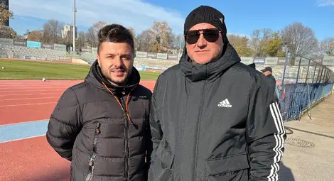 Фирцулеску /вляво/ и Мастънов обсъждат планове за работата в школата. Снимка: Георги ХРИСТОВ Фирцулеску /вляво/ и Мастънов обсъждат планове за работата в школата. Снимка: Георги ХРИСТОВ