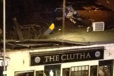 Полицейски хеликоптер падна върху бар в Глазгоу