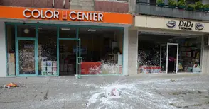 Буйна съседка омаза с бяла боя  тротоара и две витрини по „Борисова“