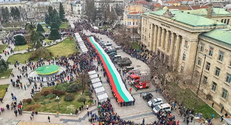 80-метров трибагреник почете 142-ата годишнина на Освобождението 80-метров трибагреник почете 142-ата годишнина на Освобождението
