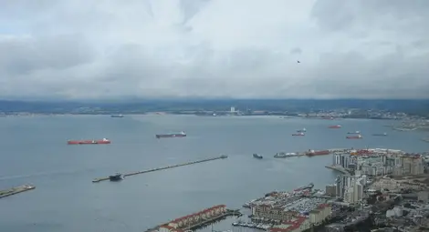 Макаци, пещери и безмитни магазини оживяват най-прочутата британска скала