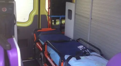 Пациент почина, след като го изпуснаха от носилката на линейка