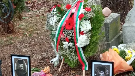 Гробовете на съратниците на В. Левски свещеник Георги Полуганов и презвитера Гергина Полуганова с положените на тях венци и цветя от НВУ „В. Левски“, Община Елена, Сломер и др. Гробовете на съратниците на В. Левски свещеник Георги Полуганов и презвитера Гергина Полуганова с положените на тях венци и цветя от НВУ „В. Левски“, Община Елена, Сломер и др.