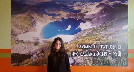 Ученичка от Търговище посвети свой голям успех на учителка, починала от COVID-19 Ученичка от Търговище посвети свой голям успех на учителка, починала от COVID-19