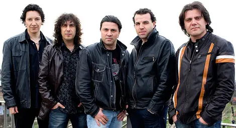 Б.Т.Р.свирят на площада за Деня на независимостта