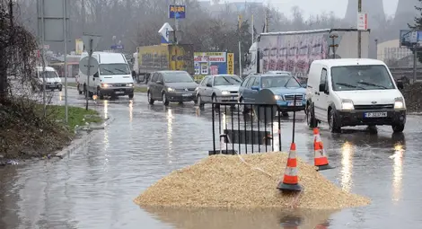 Воден колектор е причината за пропадането на пътя до Дунав мост