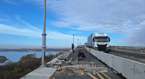 Запълниха пропаданията в активната лента на Дунав мост при Русе,  над 200 метра от пешеходния парапет са вече монтирани
