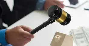 Опит за завземане „по давност“ на наследствен апартамент в центъра на Русе пресечен в съда