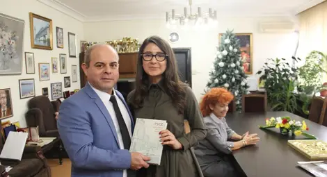 Кметът Пламен Стоилов подари на Весела Петрова книга за Русе.                                                                   Снимка: Община Русе