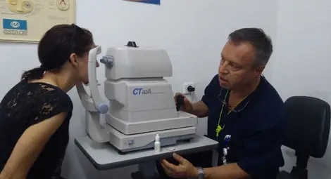 Началникът на Очно отделение в УМБАЛ &bdquo;Канев&ldquo; д-р Емил Миланов прави поредния преглед на пациентка за глаукома.  Снимка: УМБАЛ &bdquo;Канев&ldquo;