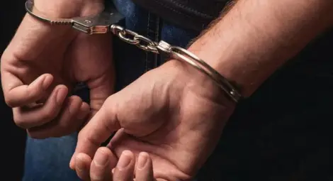 Дрогиран подпалил паркирана кола,  в която се скрил след кражба