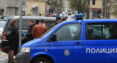 Криминалисти обискират джип в центъра на София