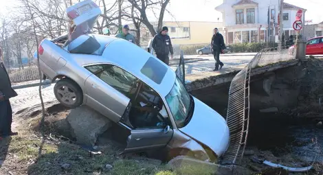 Ауди акостира в река Ауди акостира в река