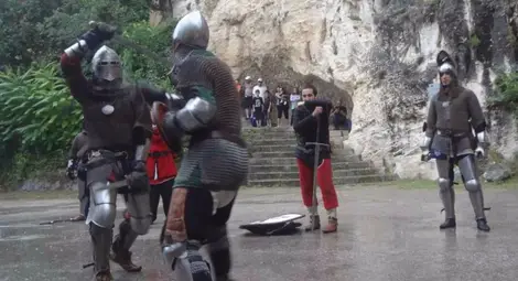 Български средновековен лагер вдига знамена и копия в Червен Български средновековен лагер вдига знамена и копия в Червен