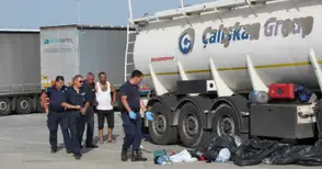 Опит да отворят капака издал задържаните в цистерна мигранти