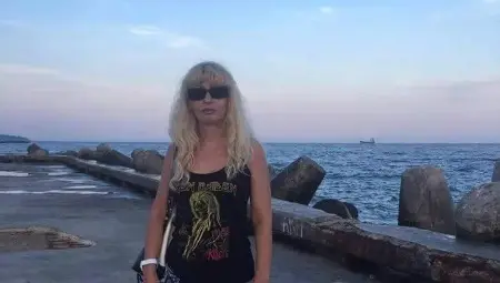 Невроложката, която пее като Лита Форд