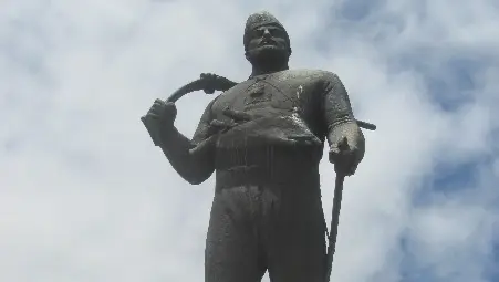 От Или паметник, или хали до И хали, и паметник