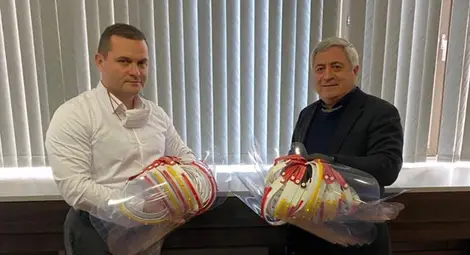 Кметът Пенчо Милков прие дарението от ректора на университета проф. Христо Белоев.                                              Снимка: РУ