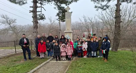 Ценово чества 3 март пред паметника на казака Матей Ценово чества 3 март пред паметника на казака Матей