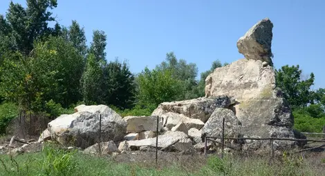 Част от вековната скала вече лежи като отломки на земята.  Снимка: Архив &bdquo;Утро&ldquo;