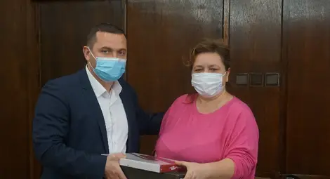 Деца от социални услуги получиха технически средства от Община Русе