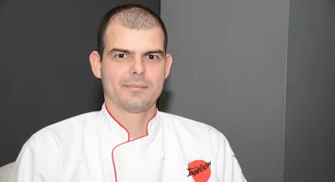 Живко Димитров майстори чудесии, а сам предпочита парче домат и резен сирене