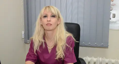 Невроложката, която пее като Лита Форд