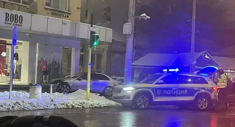 Ударен от друга кола &bdquo;Мерцедес&ldquo; блъсна тежко пешеходец на тротоар в центъра на Русе