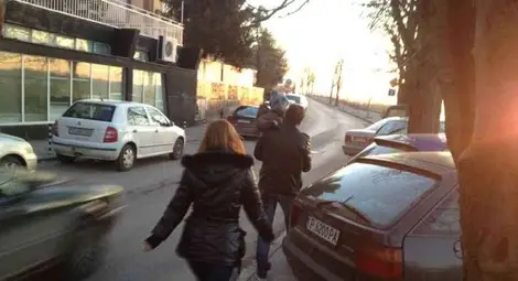 Гражданин иска колчета да спрат безобразното паркиране по кея