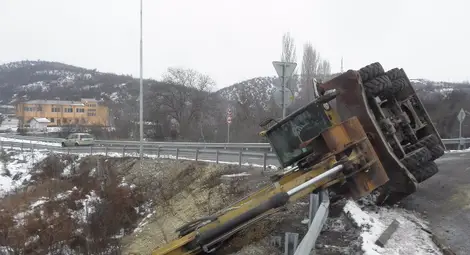 Багер падна от платформа на кръгово кръстовище на АМ „Струма” Багер падна от платформа на кръгово кръстовище на АМ „Струма”