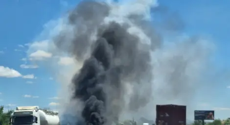 Русенец на път за морето: Кола гори на магистрала "Хемус", бъдете внимателни Русенец на път за морето: Кола гори на магистрала "Хемус", бъдете внимателни