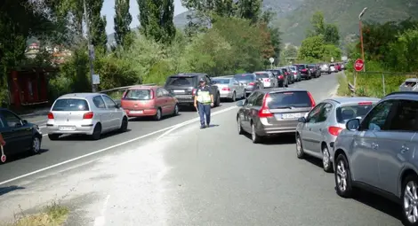 Интензивен трафик по Е-79 край Симитли при поредното завръщане