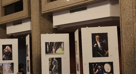 Петър Стаменков представи фотоизложбата &bdquo;Градът&ldquo; в Доходното здание