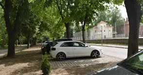 Глоба за паркиране на инвалидно място падна заради объркваща табела