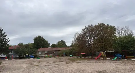 Настилката в двора на ДГ &bdquo;Приказен свят&ldquo; в Николово ще бъде изцяло подменена