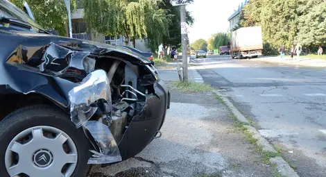 Бъдещ професионален шофьор направи верижна катастрофа