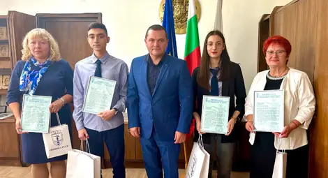 Пенчо Милков се срещна с учениците от русенската Математическа гимназия, участвали в &bdquo;Стани богат&ldquo;