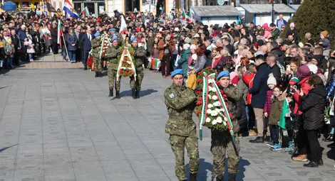 Стотици русенци отбелязаха пред Паметника на свободата националния празник на България – 3 март Стотици русенци отбелязаха пред Паметника на свободата националния празник на България – 3 март