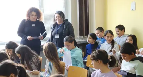 Близо 40 деца от Две могили се учиха на пътна безопасност. Инициативата бе организирана от заместник областния управител Георги Георгиев, а в нея се включиха редица институции