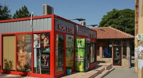 Маскиран с джобно ножче ограби денонощен магазин