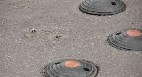 Тръгват проверки за изкъртени от снегорини &bdquo;легнали полицаи&ldquo;