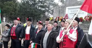 Мъжки хор пя възрожденски песни пред паметника край село Мечка