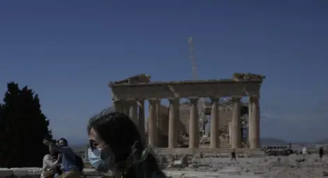 Очаква се маските на открито в Гърция да отпаднат от 24 юни