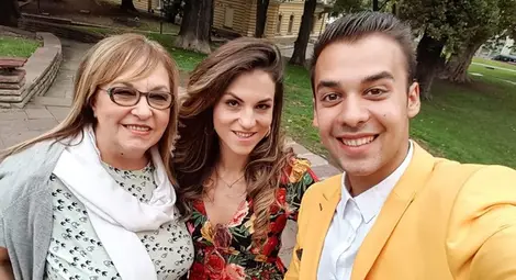 Маргарита Хранова с русенските солисти Глория Кънева и Иван Пенчев.					        Снимка: Фейсбук