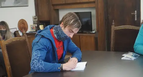 Пламен Атанасов се подписа в книгата за гости.                    Снимка: Община Русе