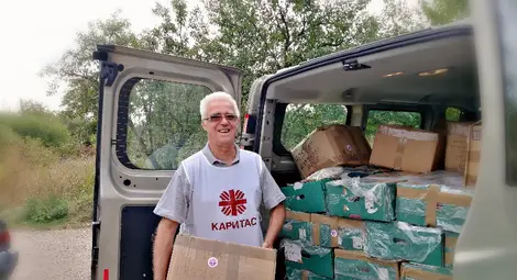 За пореден път Каритас Русе дари дрехи на възрастни хора в община Иваново