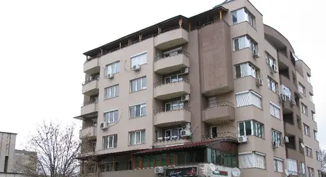 Жилищен блок години наред плаща водата на заведение в партера