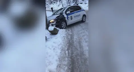 Патрулка удари кола, глобиха водача за несъобразено ниска скорост