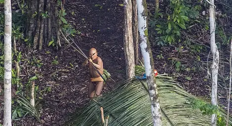 Фотограф засне едно от последните диви племена в джунглата на Амазонка